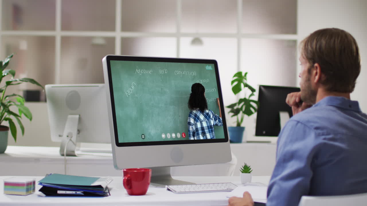 estudiante caucásico usando la computadora en videollamada con una maestra