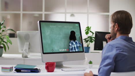 Estudiante-Varón-Caucásico-Usando-Computadora-En-Videollamada-Con-Profesora