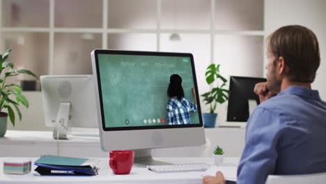 estudiante caucásico usando la computadora en videollamada con una maestra
