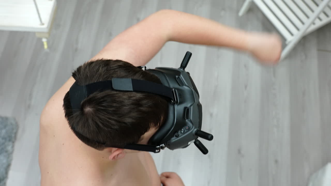 가상 현실에서 비디오 게임을 하는 vr 헤드셋을 가진 청년의 오버헤드 뷰