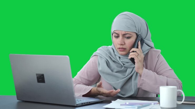 mujer de negocios musulmana enojada hablando por teléfono pantalla verde
