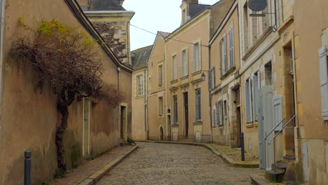 A-Peaceful-Street-Alley-Alongside-A-Cathedral-In-The-Old-District-Of-Angers,-France