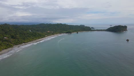 La-Costa-De-Manuel-Antonio-En-Costa-Rica,-Con-Playas-De-Arena-Y-Una-Vegetación-Exuberante
