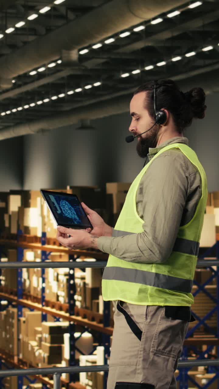 Video verticale: dipendenti uomini che monitorano strumenti di tracciamento basati sull'IA su tablet
