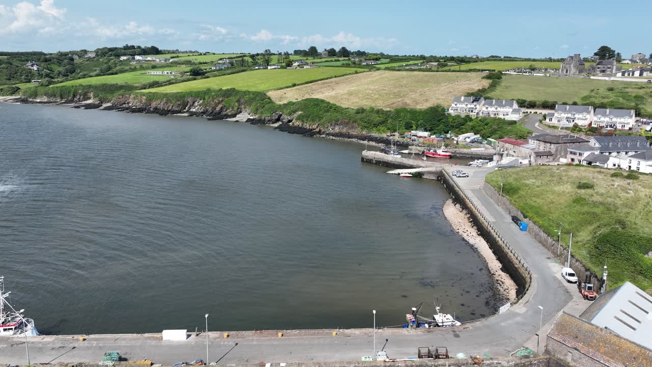 Sorvolando il porto peschereccio di Duncannon sull'estuario di Waterford. Il villaggio di Duncannon è una destinazione turistica sulla penisola di Hook Head, Contea di...