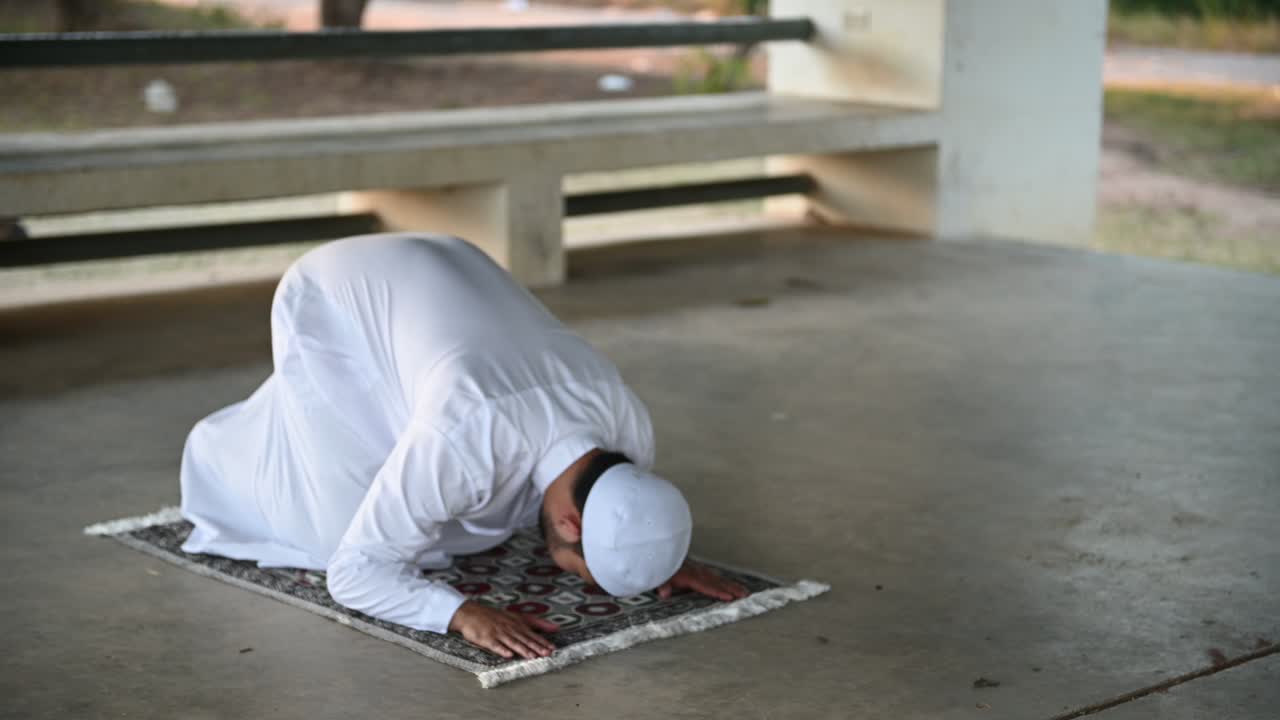 실루 젊은 아시아 무슬림