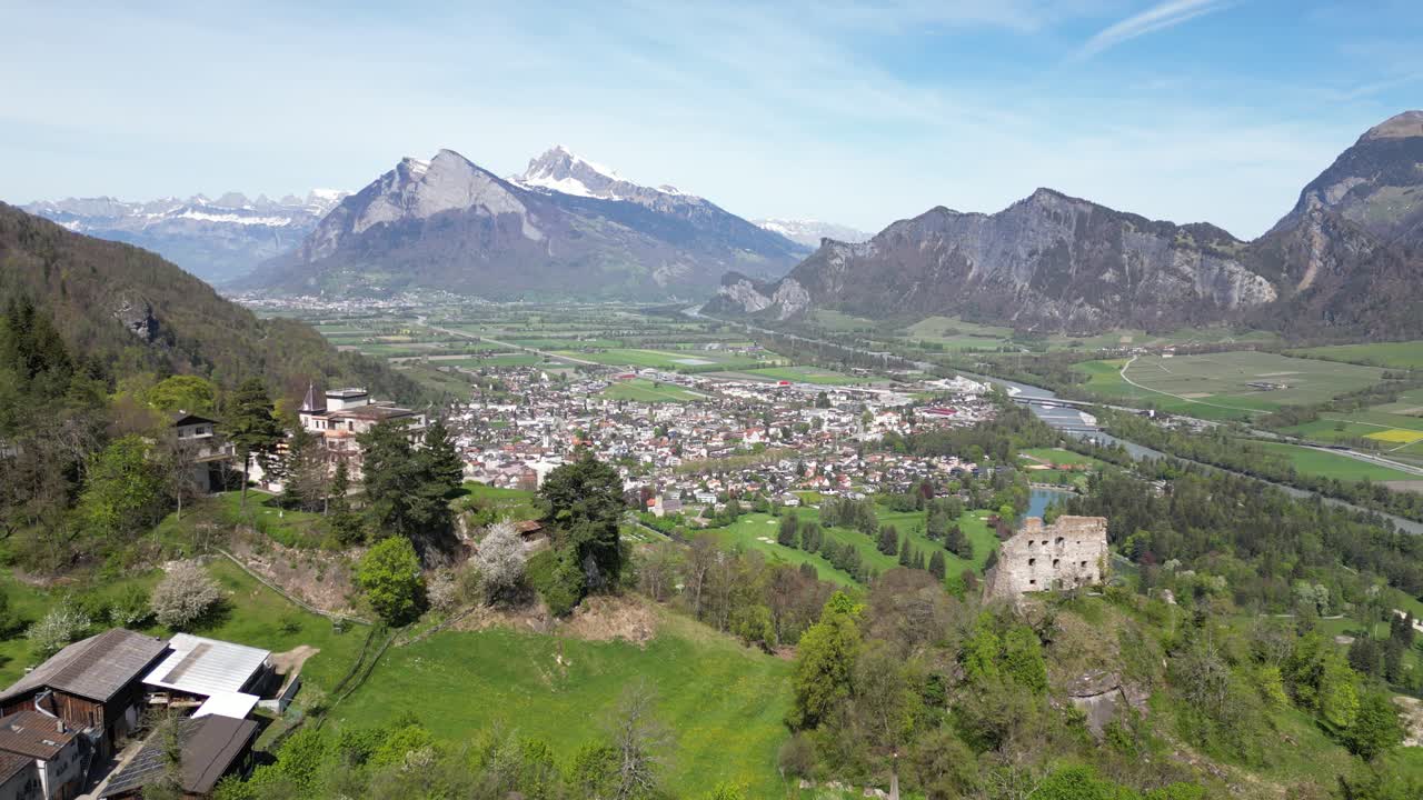 이 공중 사진은 스위스 산맥의 위대함과 세인트 로지 근처의 계곡을 포착합니다.