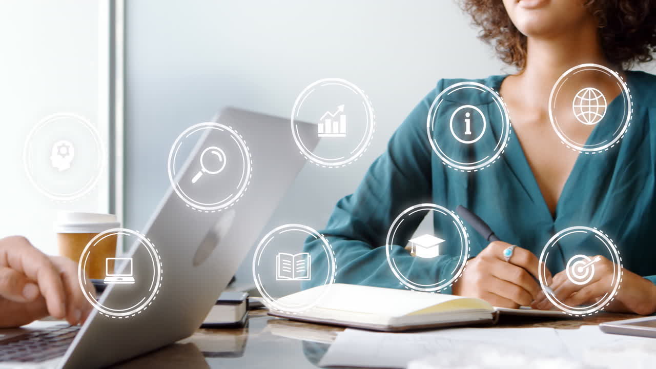 animación de múltiples iconos sobre diversos compañeros de trabajo discutiendo en el escritorio en la oficina