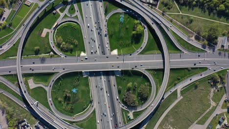 Vista-Aérea-De-Una-Intersección-De-Autopistas-Con-Senderos-De-Tráfico-En-Moscú.