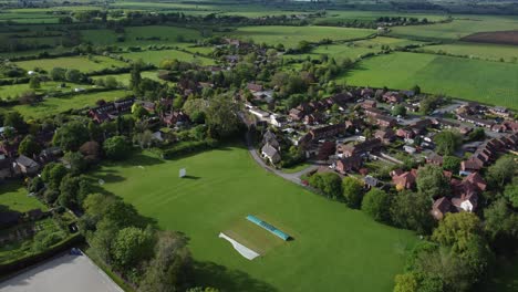 Elmley-Castle-Village-Green-Cricketplatz-North-Cotswolds-Vereinigtes-Königreich-Luftlandschaft-Frühlingssaison-Worcestershire