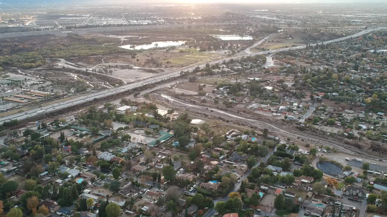 캘리포니아주 레이크 뷰 테라스와 주변 지역에 있는 휘트랜드에서 210번 고속도로의 공중 영상을 얻는 드론