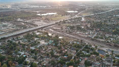 Dron-Obteniendo-Imágenes-Aéreas-De-La-Autopista-210-En-Wheatland-En-Lake-View-Terrace,-California-Y-Sus-Alrededores