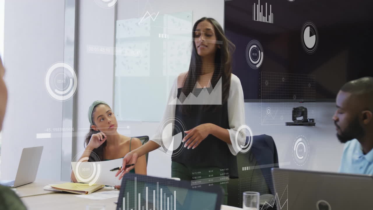 animación del procesamiento de datos financieros sobre diversas personas de negocios en la oficina