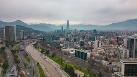 Drohnenansicht-Der-Skyline-Von-Santiago-De-Chile-Im-Zeitraffer