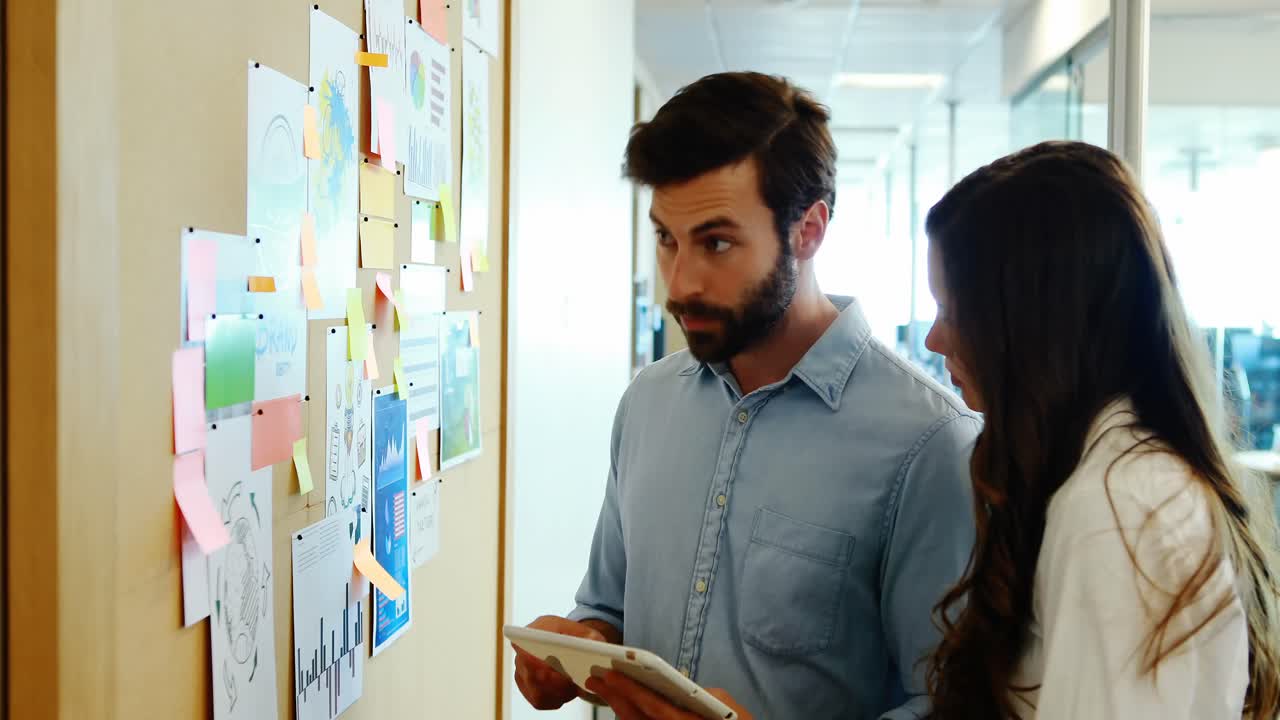 colegas de negocios discutiendo sobre notas adhesivas