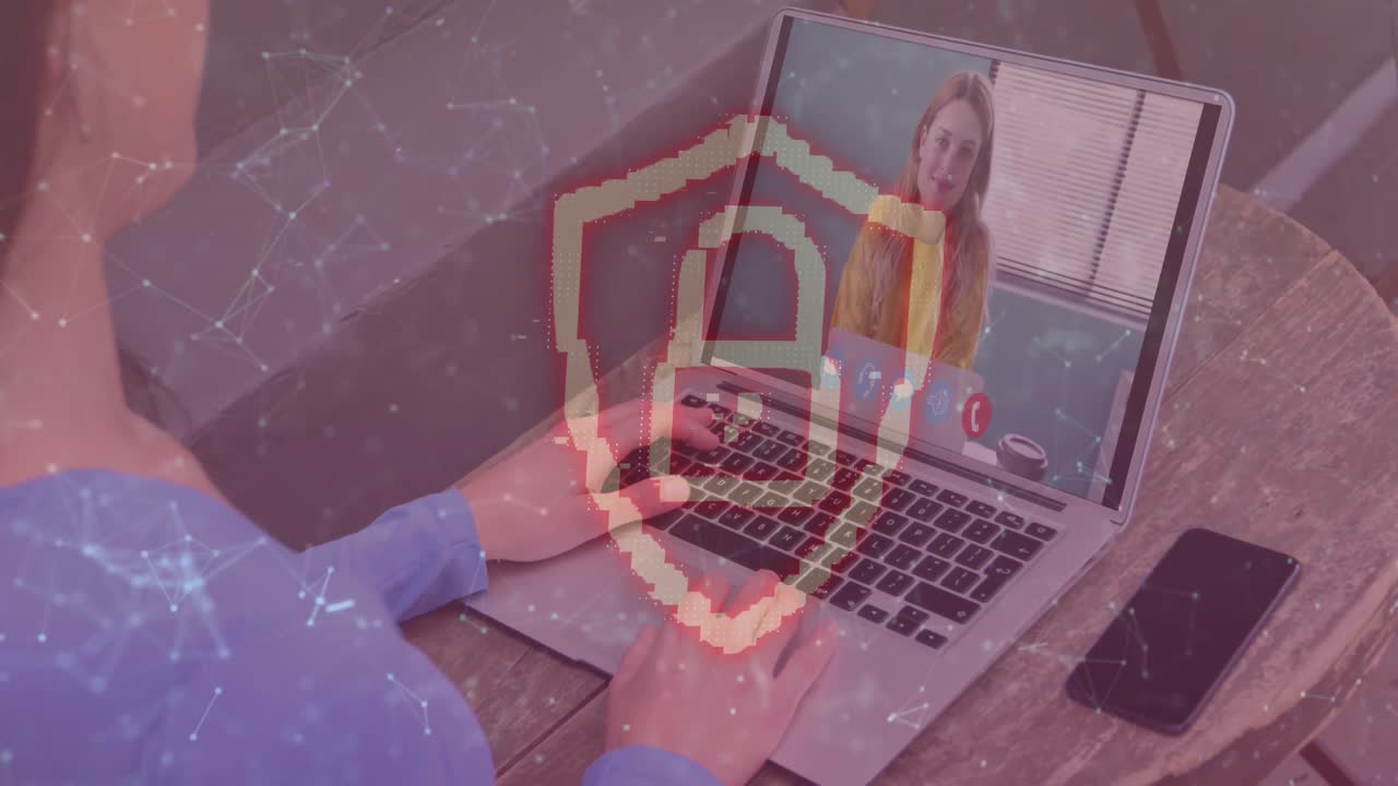 animación de un candado de seguridad en línea y una red de conexiones sobre una mujer usando una computadora portátil en una videollamada