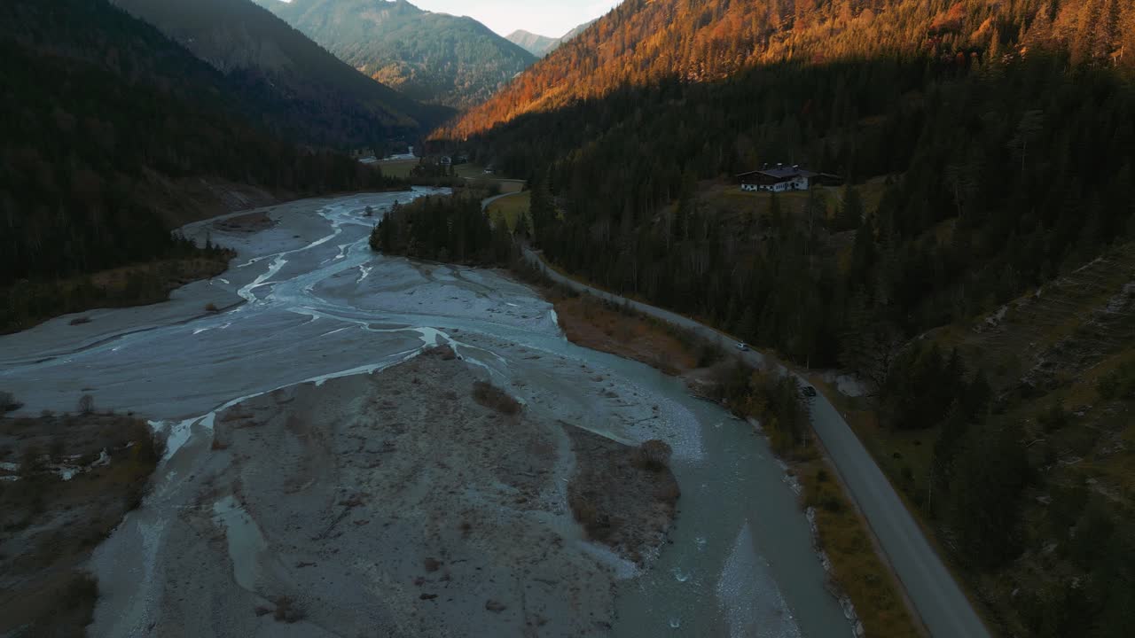 pintoresco atardecer montaña valle río cañón con coches, agua azul fresca en los alpes de baviera austria, fluyendo por un hermoso bosque a lo largo de los árboles cerca de sylvenstein speicher y walchensee
