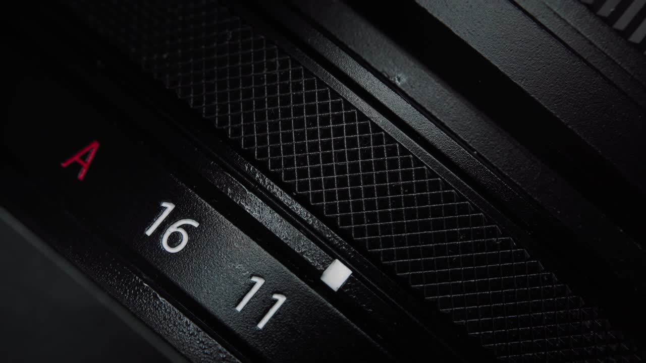 vista macro de la rotación sin espejo o anillo de apertura de la cámara dslr. cambiando el ajuste de enfoque en la cámara de aspecto antiguo. muy detallado de cerca. equipo de fotografía vintage profesional.