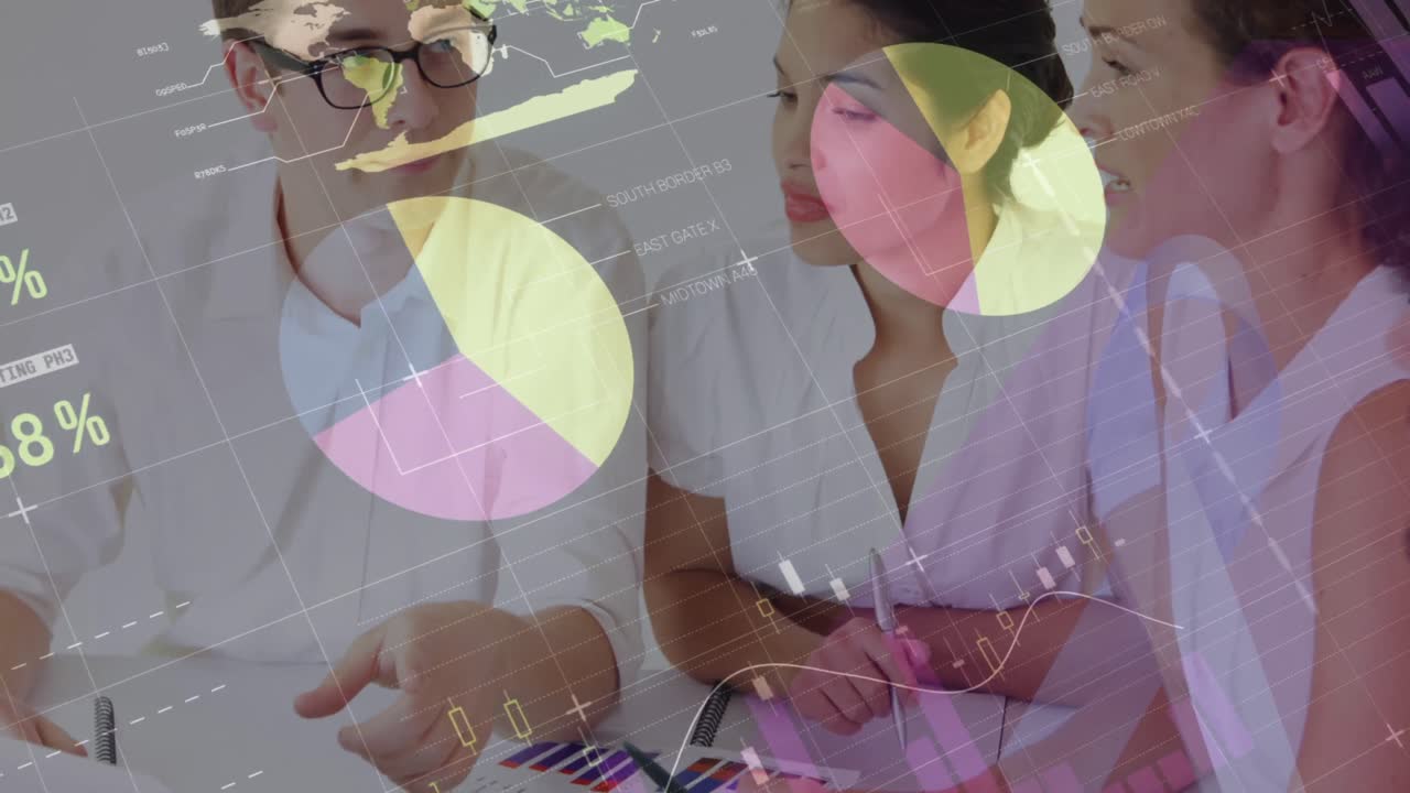 animación del procesamiento de datos sobre diversas personas de negocios en la reunión