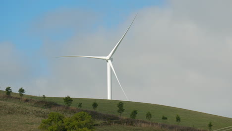 turbina eólica aislada ubicada en una pintoresca ladera