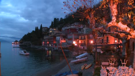 Un-Hermoso-Pequeño-Pueblo-Italiano-A-Orillas-Del-Lago-De-Como-En-La-Noche-2