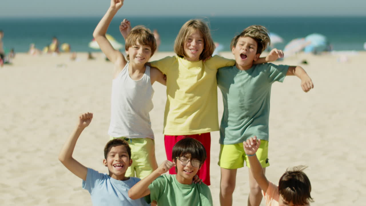 передний вид игроков футбольной команды, радующихся победе перед камерой