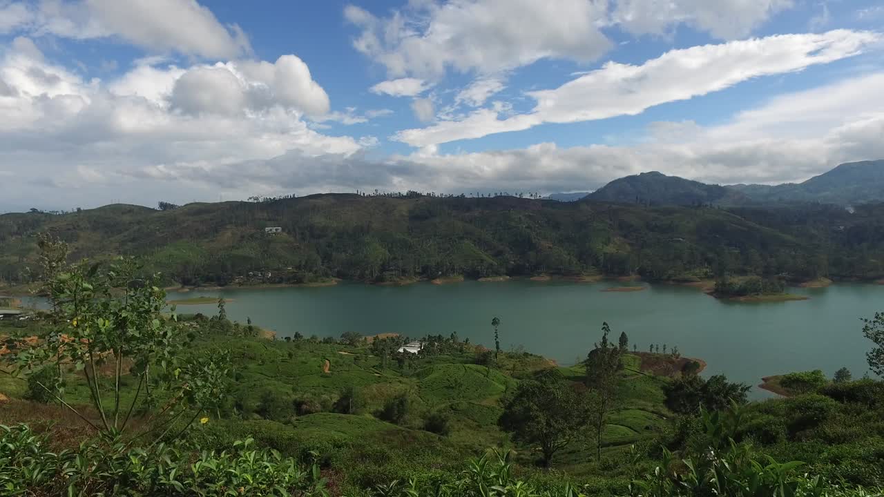vista del lago o el río desde las colinas de tierra