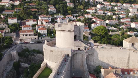 Aerial-view-of-Minčeta-Tower,-Dubrovnik's-iconic-fort,-Croatia