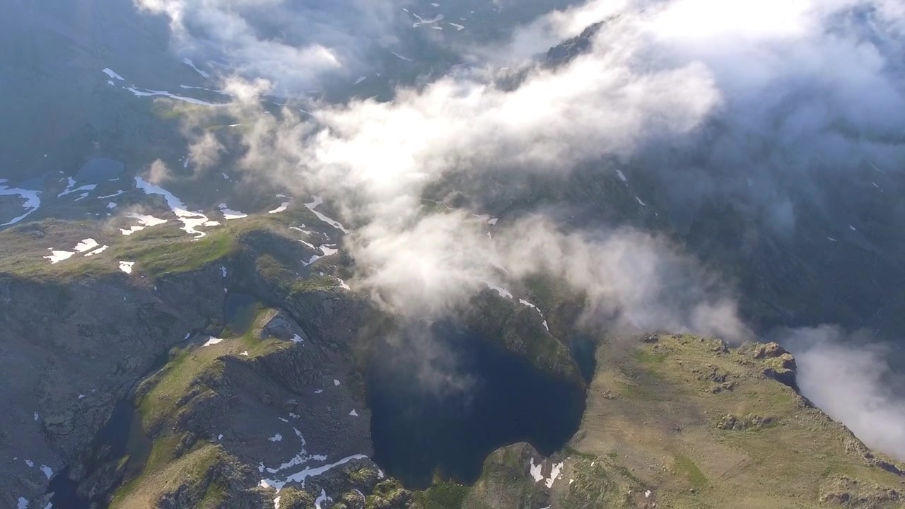 Dağlar ve Bulutlarla Çevrili Alp Gölü'nün Havadan Görünümü