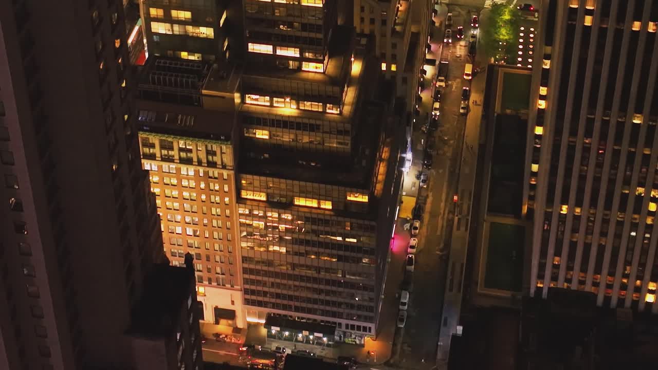 Perspectiva Aérea dos Cânions Urbanos de Manhattan à Noite