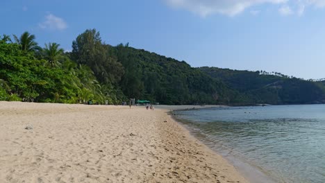 Amplia-Playa-De-Arena-En-Una-Isla-Tropical-Con-Poca-Gente.