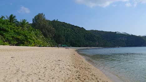 amplia playa de arena en una isla tropical con pocas personas