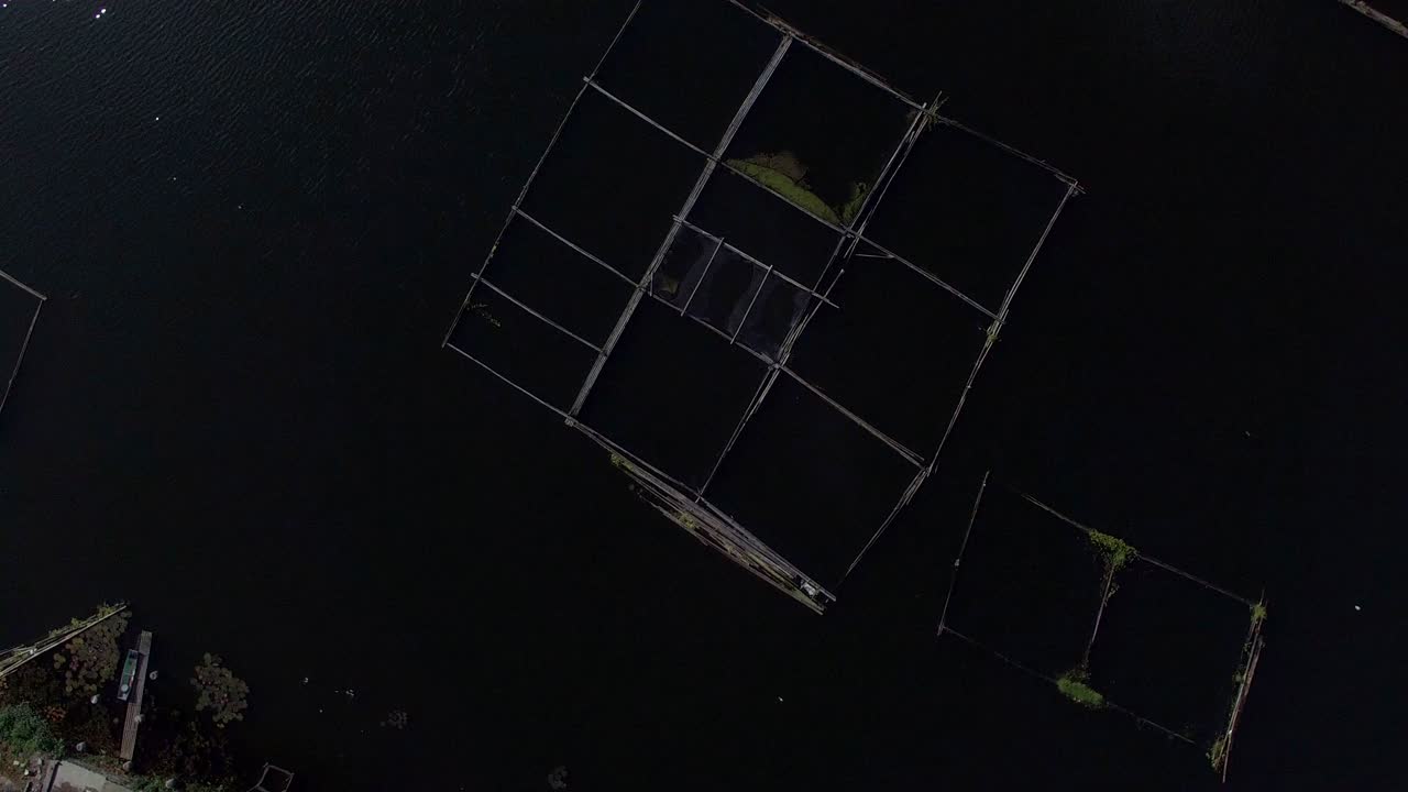 la estructura de cabañas de bambú para la acuicultura local proporciona las necesidades domésticas de alimentos de la pequeña comunidad agrícola rural en el lago sampaloc, laguna.