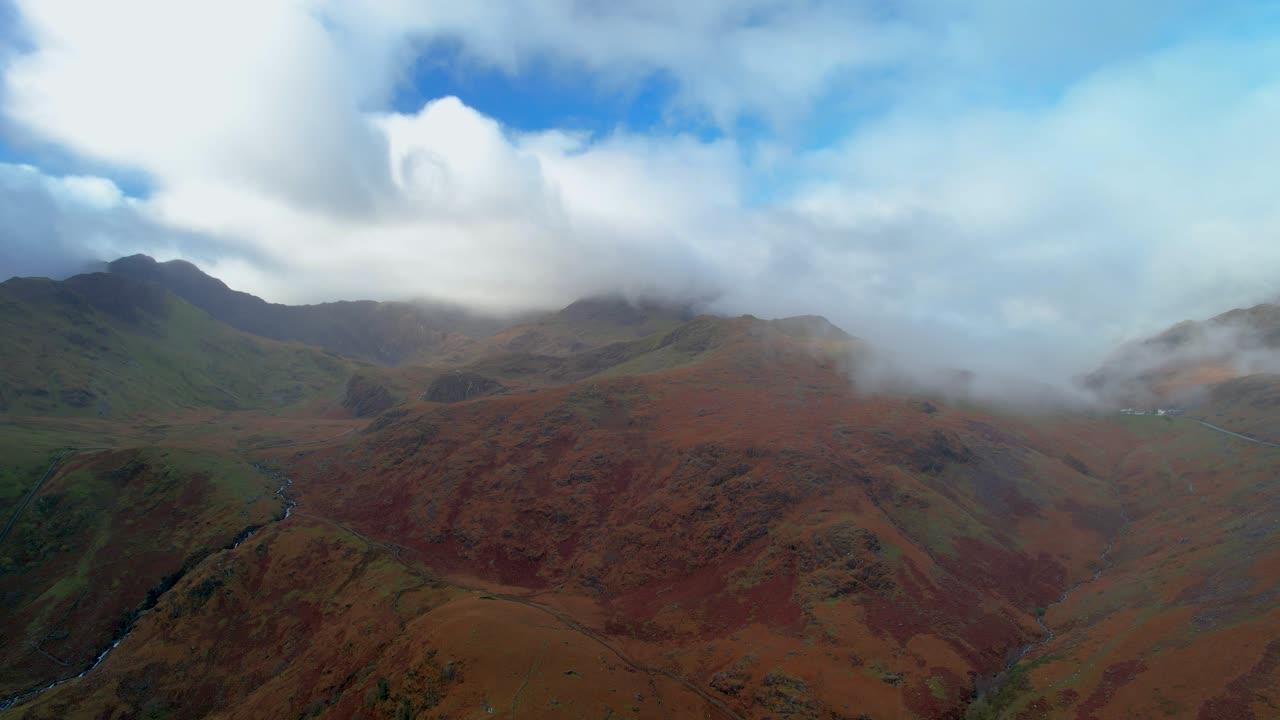 hermosas nubes sobre los rangos de snowdon en el paso de montaña pen-y-pass en snowdonia, gales, reino unido