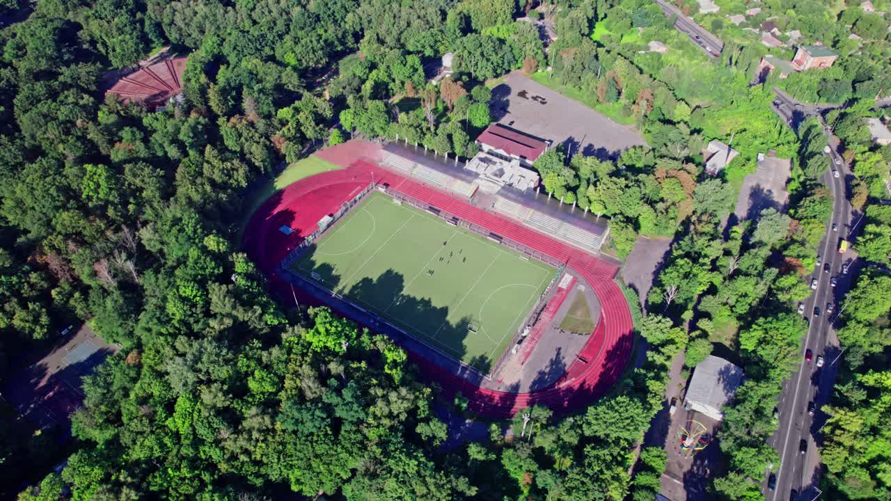 pequeño campo de fútbol al aire libre y pista de aterrizaje vista superior