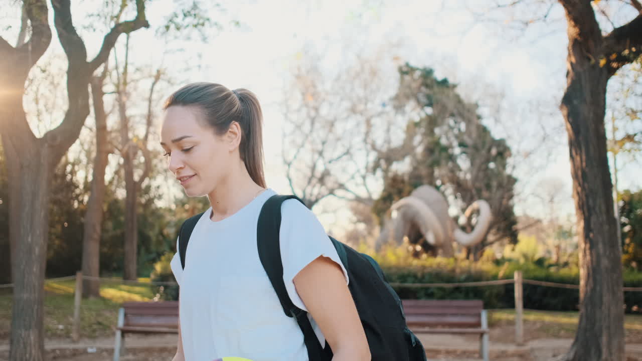 여자 손에 공을 들고 카메라를 보고 놀고 있다.