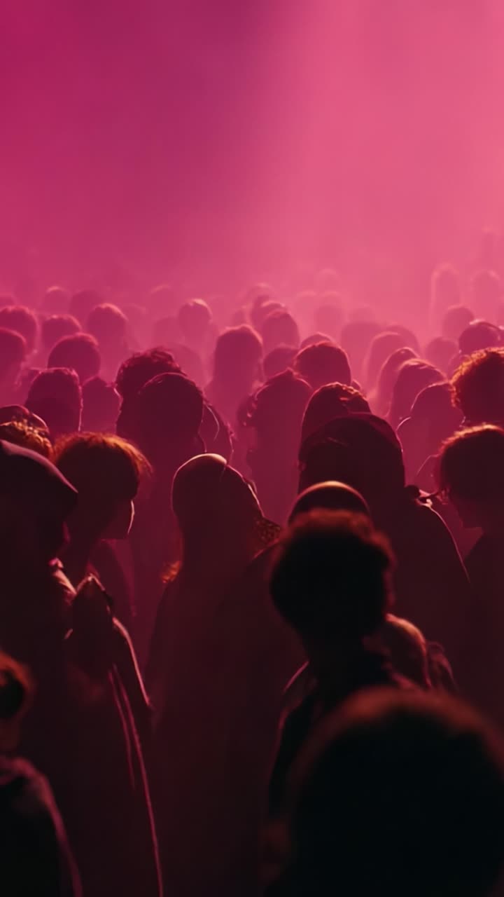 Ein lebendiges Zusammentreffen von Silhouetten inmitten eines Meeres von Farben, das die Essenz von Community und Verbindung in einer dynamischen Atmosphäre einfängt