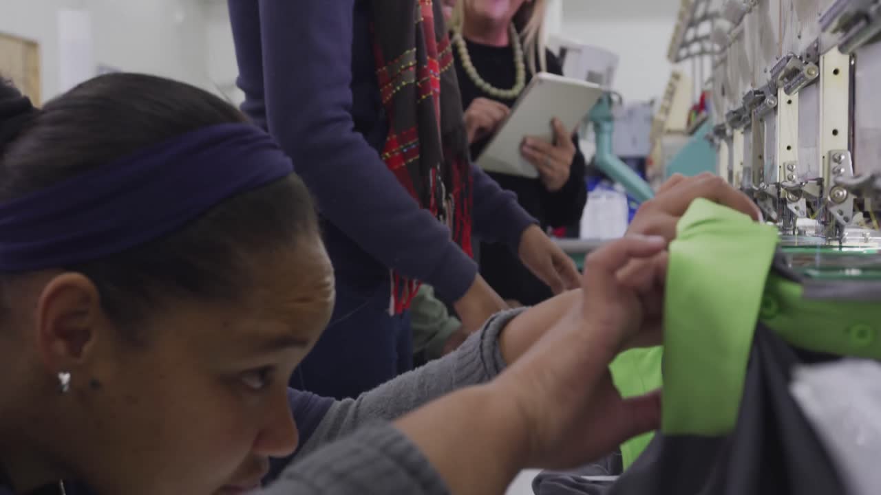 grupo de mujeres de raza mixta que trabajan en la fábrica