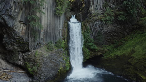 Breiter-Drohnenschuss,-Der-Auf-Toketee-Falls,-Oregon,-Eindringt