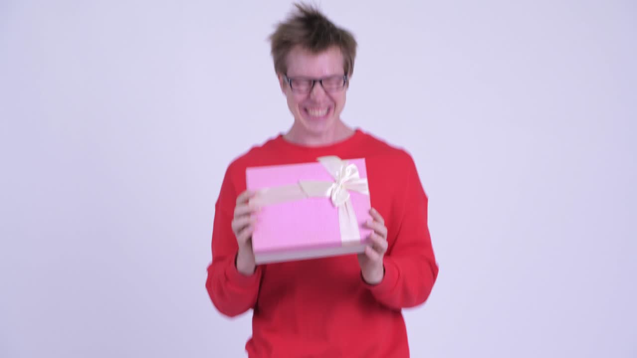 젊은 잘생긴 남자의 스튜디오 촬영