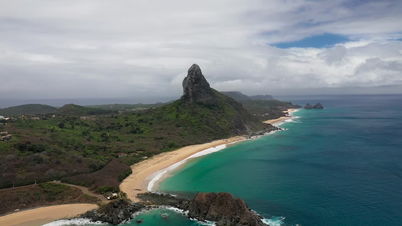 Vista drone del Morro do Pico con spiaggia e mare sullo sfondo a Fernando de Noronha, Brasile.