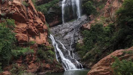 Cascada-De-Los-Jardines-Botánicos-Nacionales-Walter-Sisulu-Durante-La-Primavera-Después-De-La-Lluvia,-Escena-Tranquila-Y-Relajante-Con-Una-Panorámica-Lenta-Hasta-El-Cielo