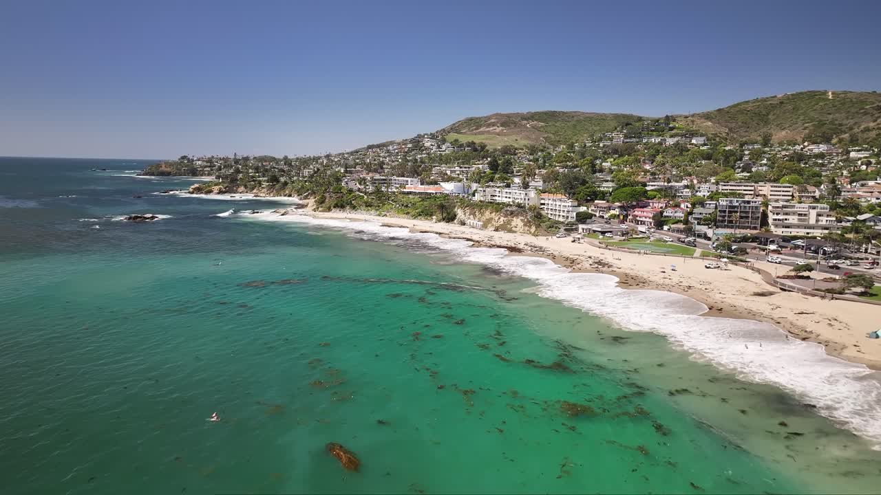 volando sobre el océano pacífico junto a la playa principal en laguna beach california