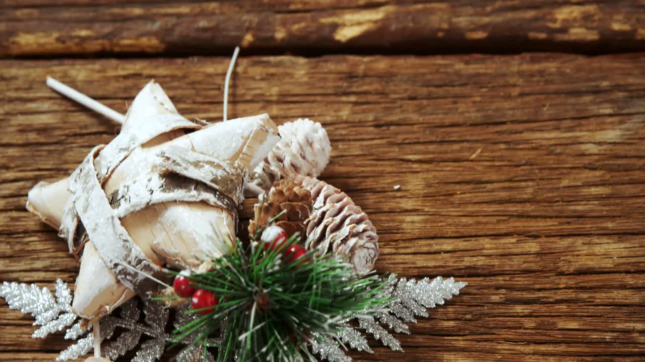 женские друзья взаимодействуют друг с другом на пляже 4k