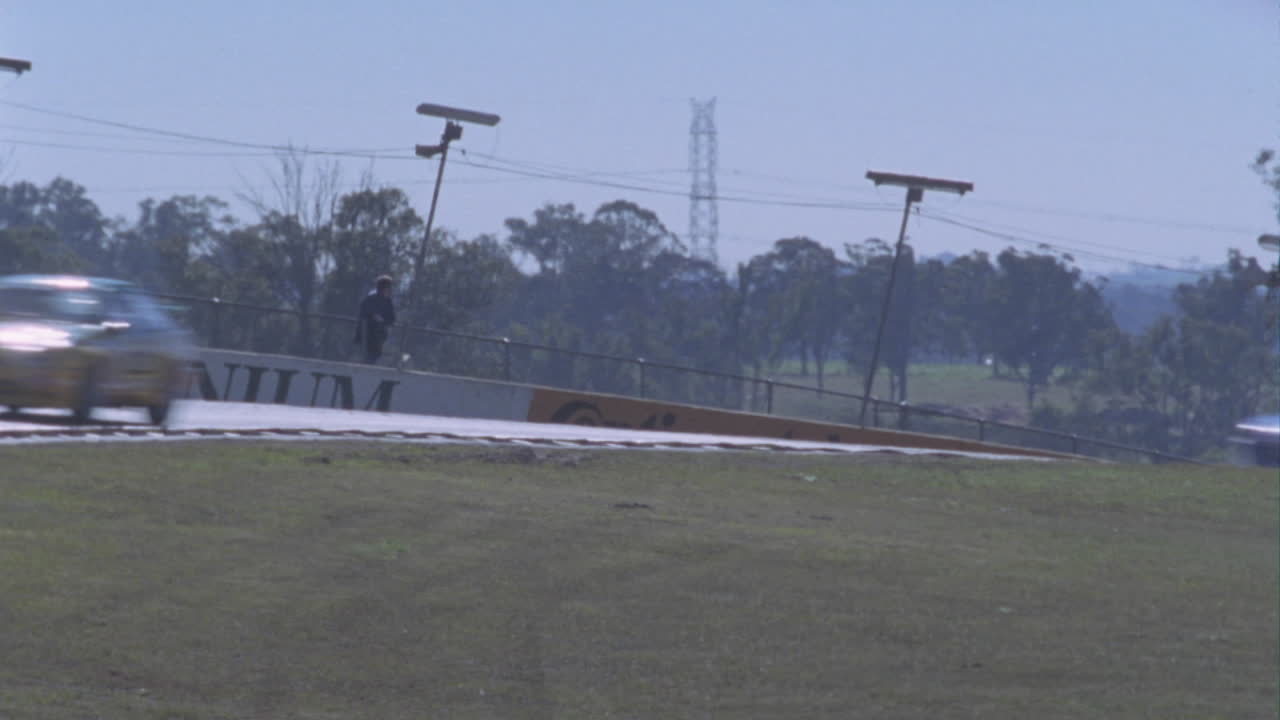 un coche de carreras sale a toda velocidad de una curva cerrada