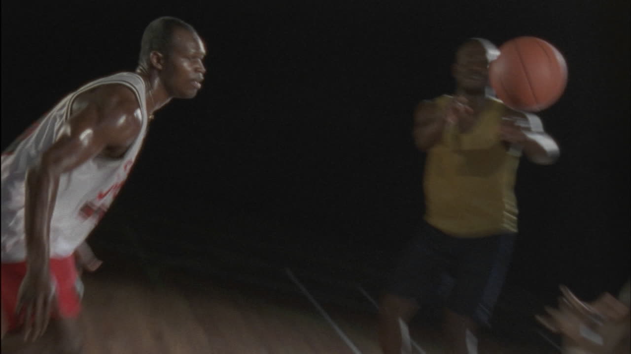 tres hombres juegan baloncesto en una cancha cubierta 4