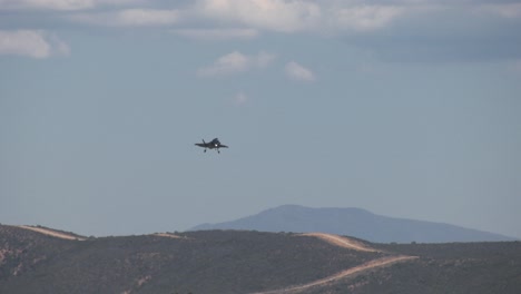 aviones de combate militares que llegan a la pista