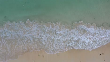 4k-Vista-Aérea-Vista-Superior-Drone-Mover-Hermosa-Playa-Tópica-Con-Arena-Blanca-Y-Textura-Superficial-Del-Agua,-Olas-Espumosas,-Agua-Oceánica-Perfectamente-Clara-Con-Corales