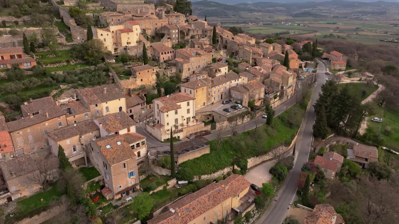 Vista aerea dell'incantevole villaggio francese di Lacoste e del suo storico chateau