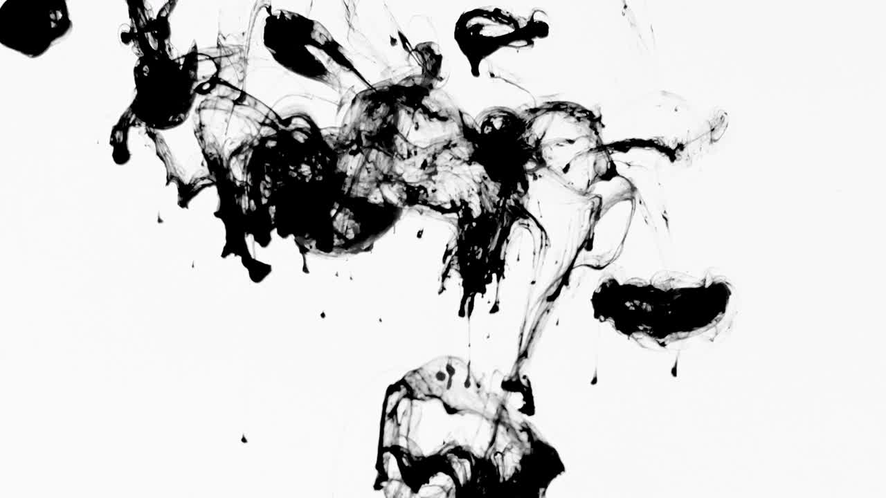 물 속에 검은 잉크가 떨어지는 4k 영상, 고립된 추상적인 배경, 물 속에 잉크를 는, 수중 페인트 혼합, 느린 사이키델릭 염료 소용돌이, 색의 연기 폭발, 스플래싱, 떠다니는 액체